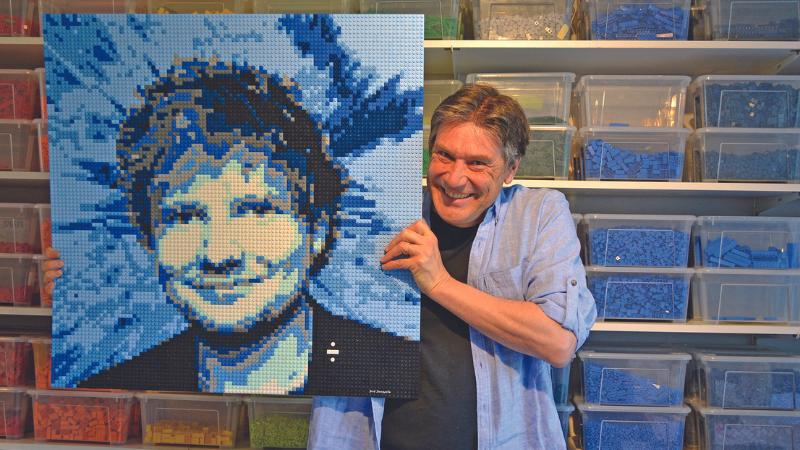 Dirk Denoyelle com o retrato de Lego do músico Ed Sheeran