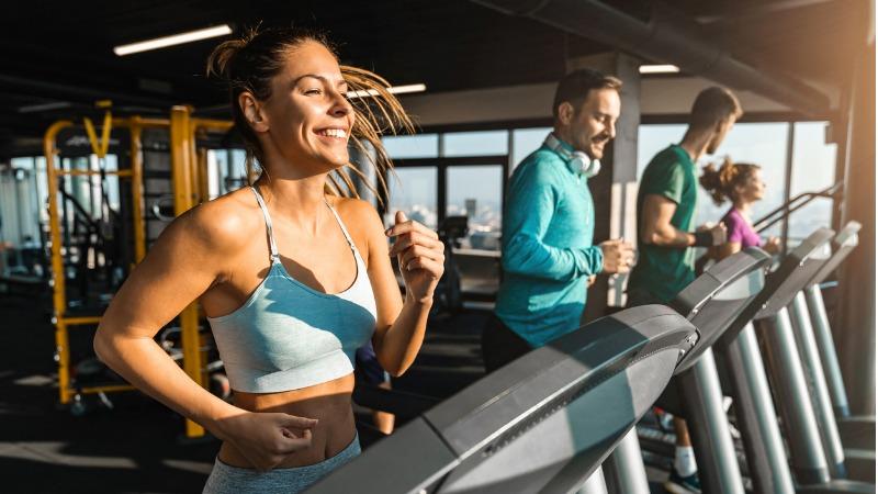 Fazer exercícios traz múltiplos benefícios para saúde.