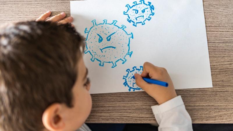 criança desenhando vírus da covid-19