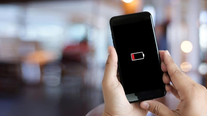 Antes de escolher qual smartphone comprar, verifique a autonomia da bateria (Foto: juststock/iStock)