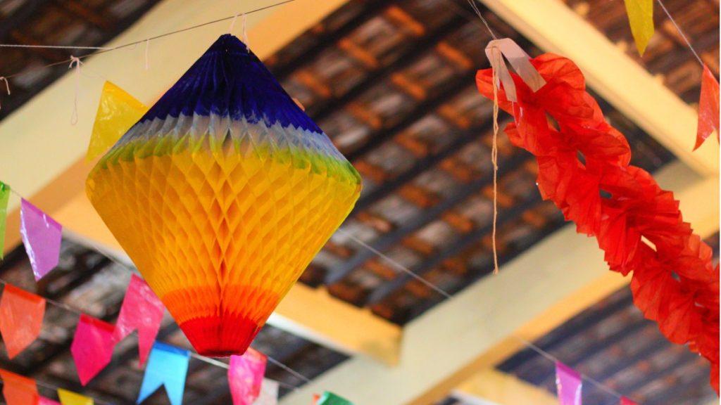 Balão de papel colorido para festa junina