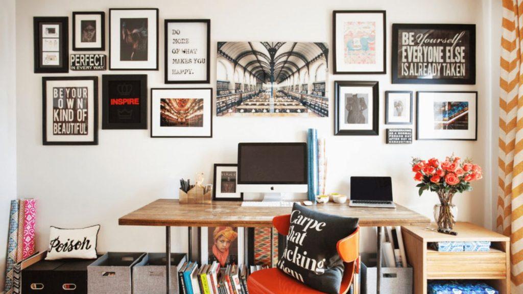home office com quadros na parede