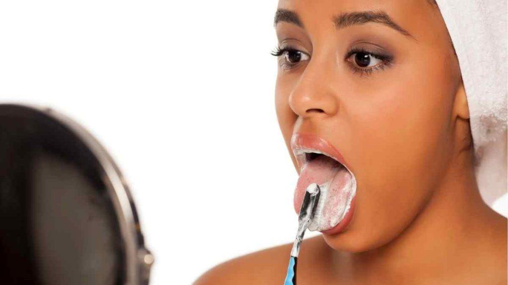 escovar a lingua também é cuidar dos dentes