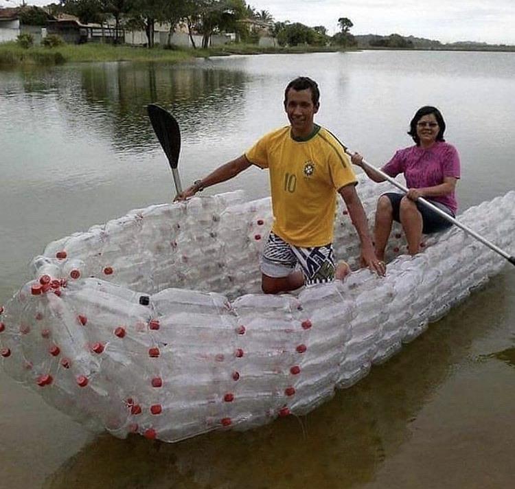 imagens engraçadas: barco feito com garrafas pet