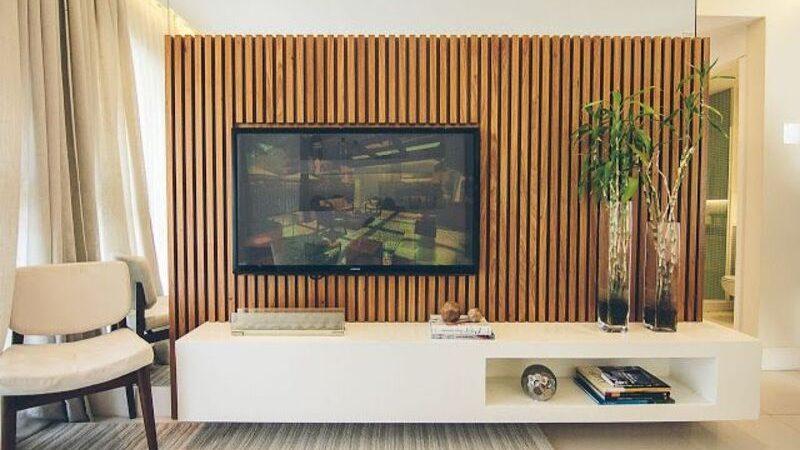sala decorada com painel para TV