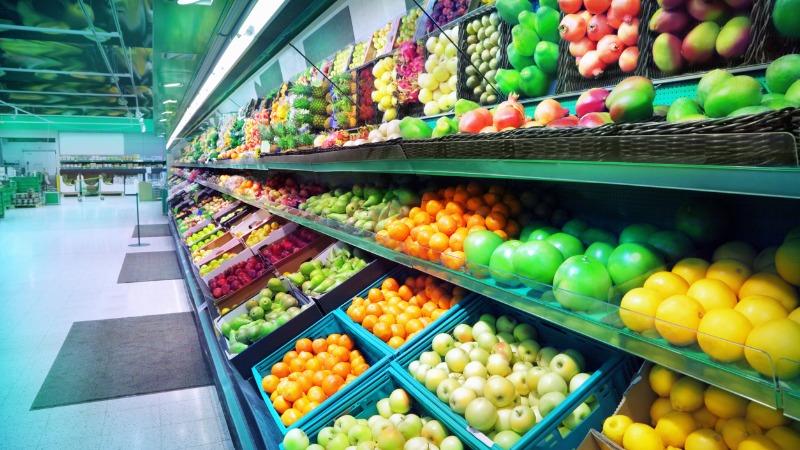 frutas e verduras com fotonutrientes em mercado