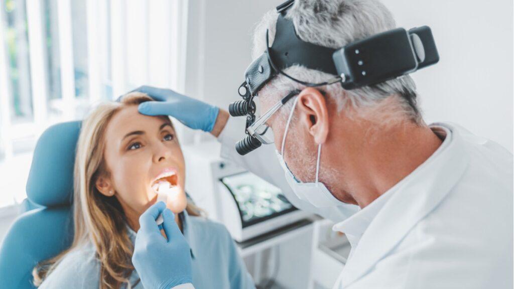 Dentista avaliando quadro de leucoplasia.