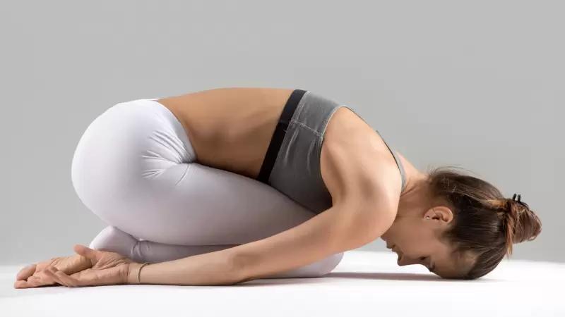posições de yoga aliviar crises ansiedade
