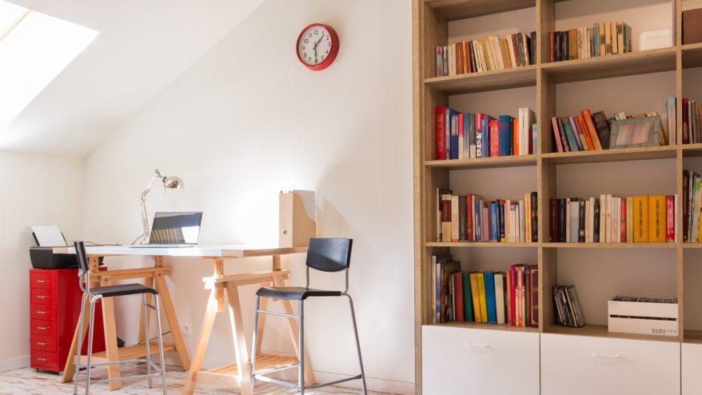 decoração de home office com estante com livros