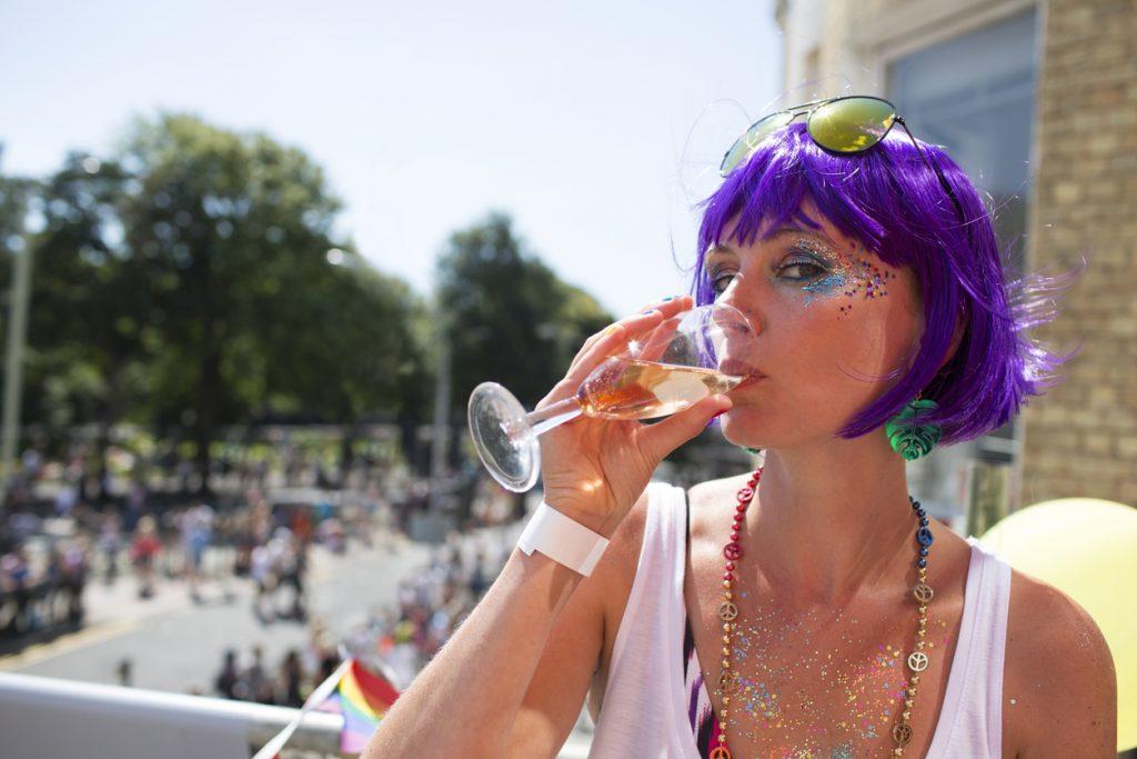 mulher com glitter tomando champanhe 
