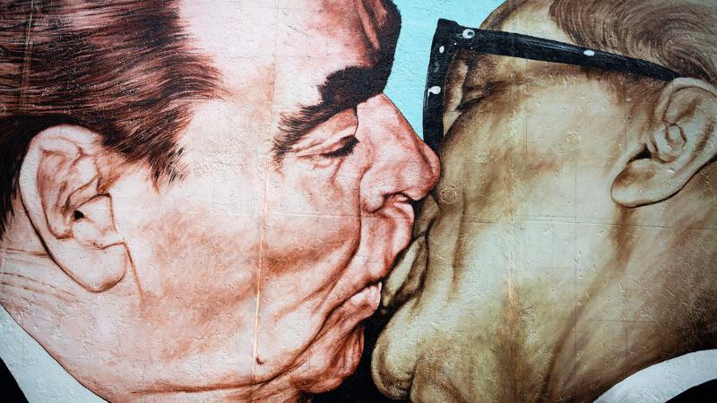 Beijo pintado no Muro de Berlim