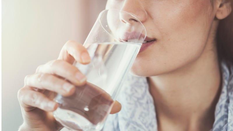 mulher bebendo água