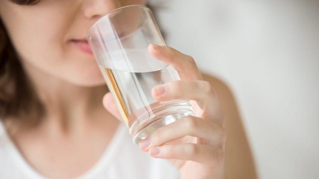 close up de mulher bebendo água
