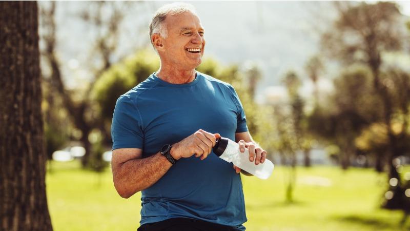 homem bebendo água se exercitando, cuidando da saúde