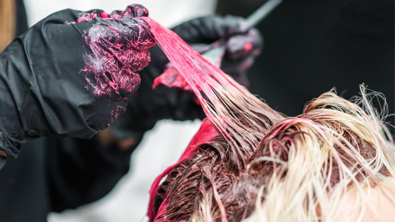 Coloração temporária sendo aplicada no cabelo