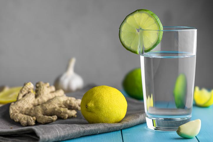 Água com limão e gengibre possui efeito anti-inflamatório e auxilia em qualquer dieta