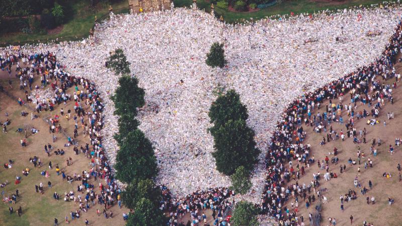 despedidas: pessoas reunidas para homenagear a princesa Diana