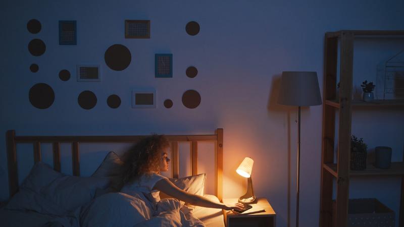 Reduza a luz do ambiente para dormir melhor. (Imagem:SeventyFour/iStock)