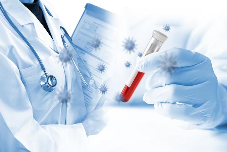 medico segura tubo de sangue para exame