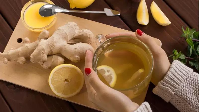 O chá de limão é um dos remédios naturais para garganta inflamada.