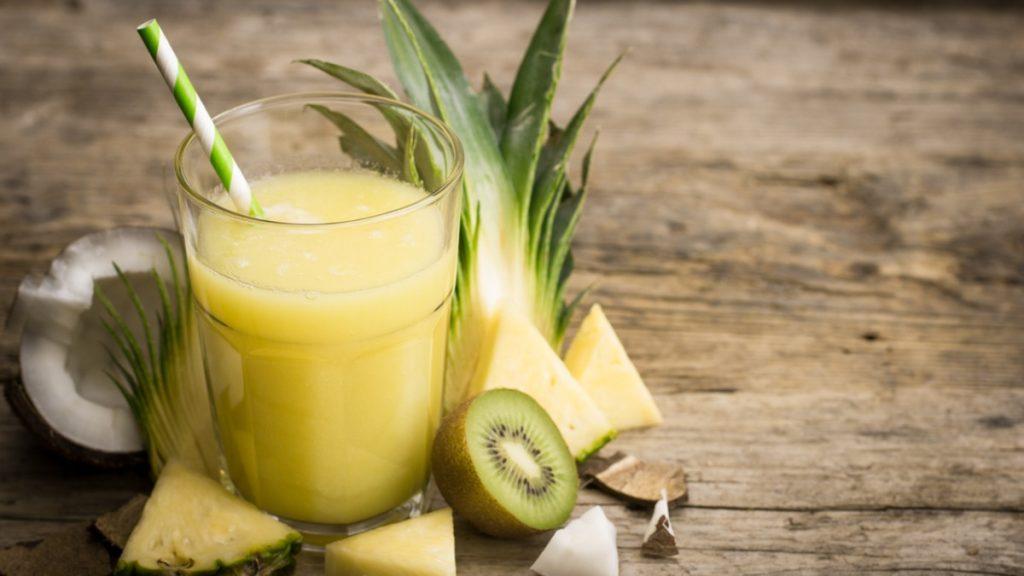 suco de abacaxi em alimentos que ajudam na digestão