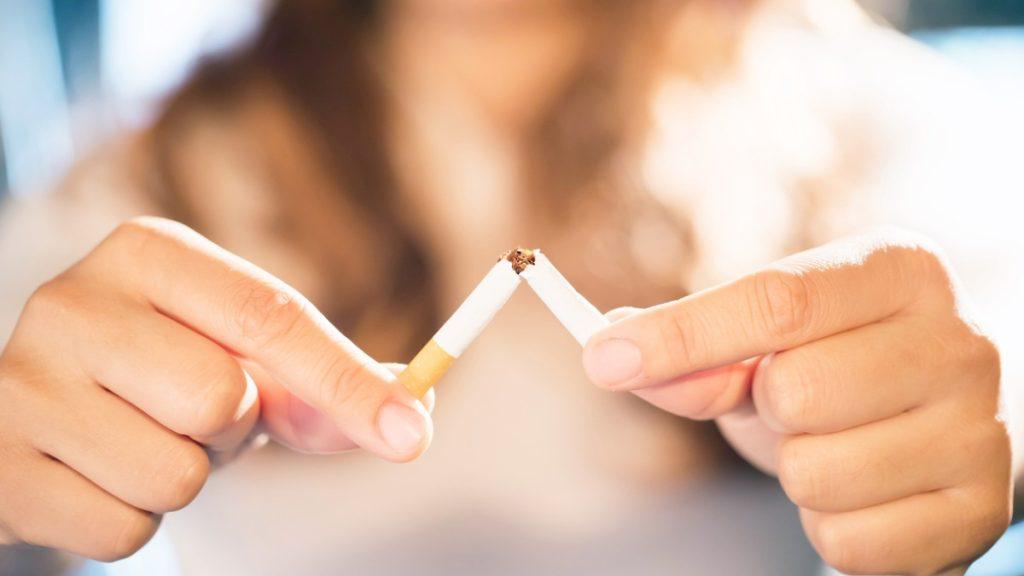 tabagismo pode causar mau hálito