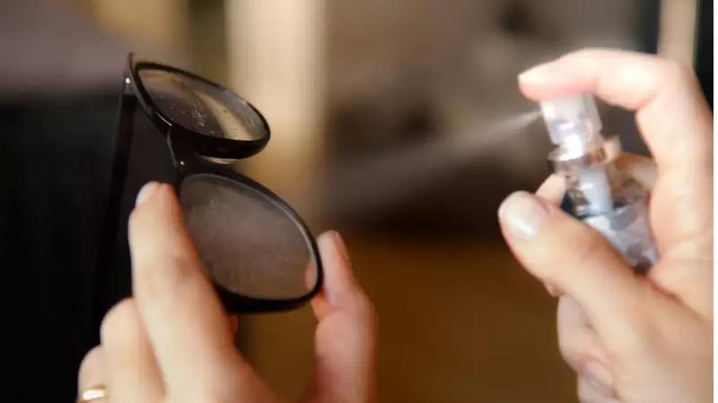 usar spray para limpeza de óculos e pano de microfibra é excelente para limpar óculos de grau