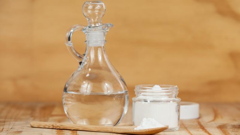 vidro de vinagre com um pote de sal ao lado