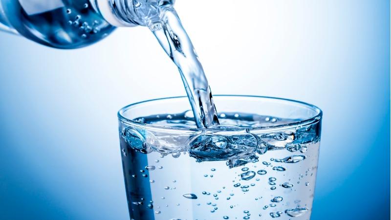 agua com gas faz mal? nutricionista revela