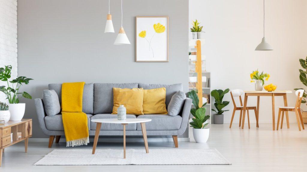 sofa com manta amarela para decoração de primavera