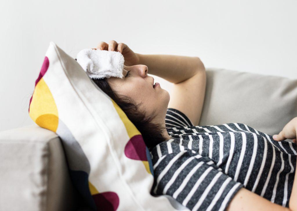 A febre alta e duradouro é sintoma da SIM, tanto apra crianças quanto para adultos