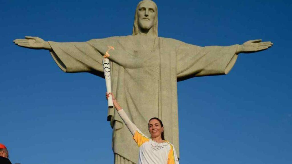 Isabel Salgado carregando a tocha olímpica