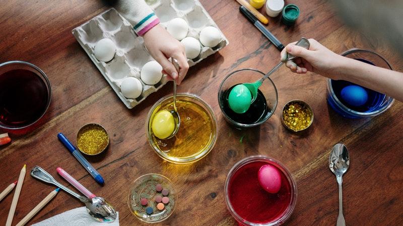 crianças pintando ovos coloridos para a Páscoa