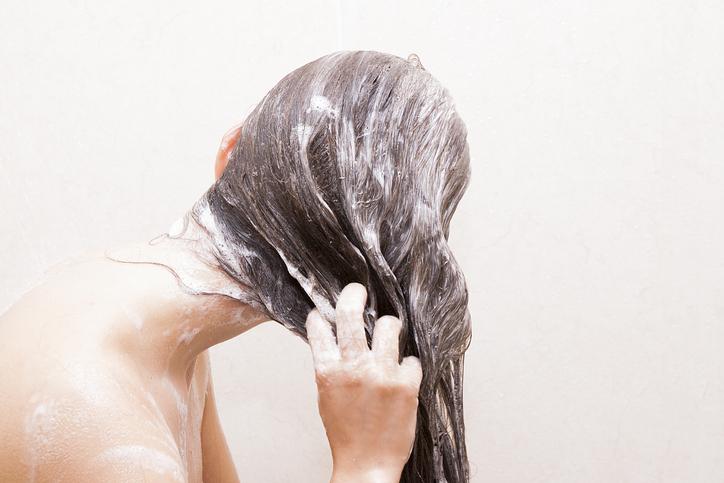 lavar cabelos com água fria