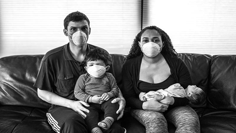 Família formada por 4 pessoas usando máscaras