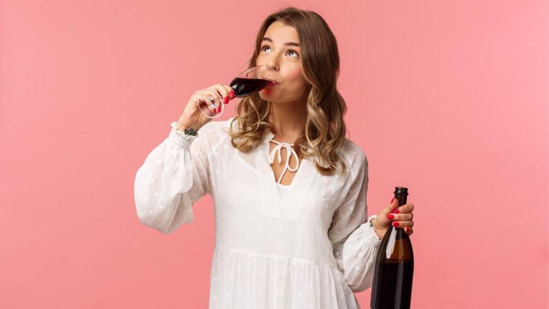 mulher bebendo vinho 