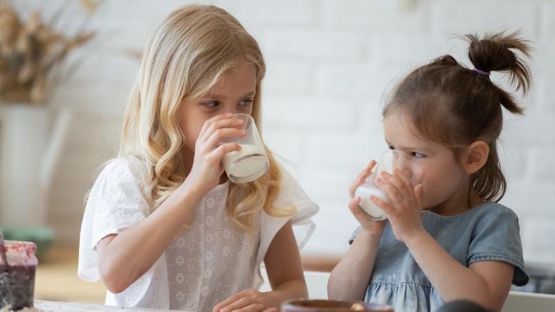 duas meninas bebendo leite