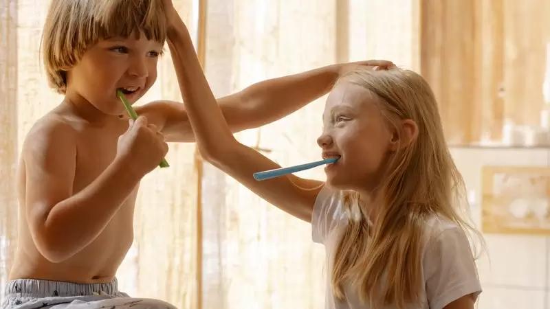 crianças escovando os dentes juntas