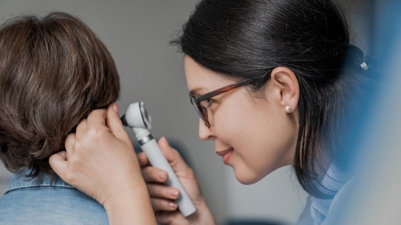 médica examinando ouvido de criança
