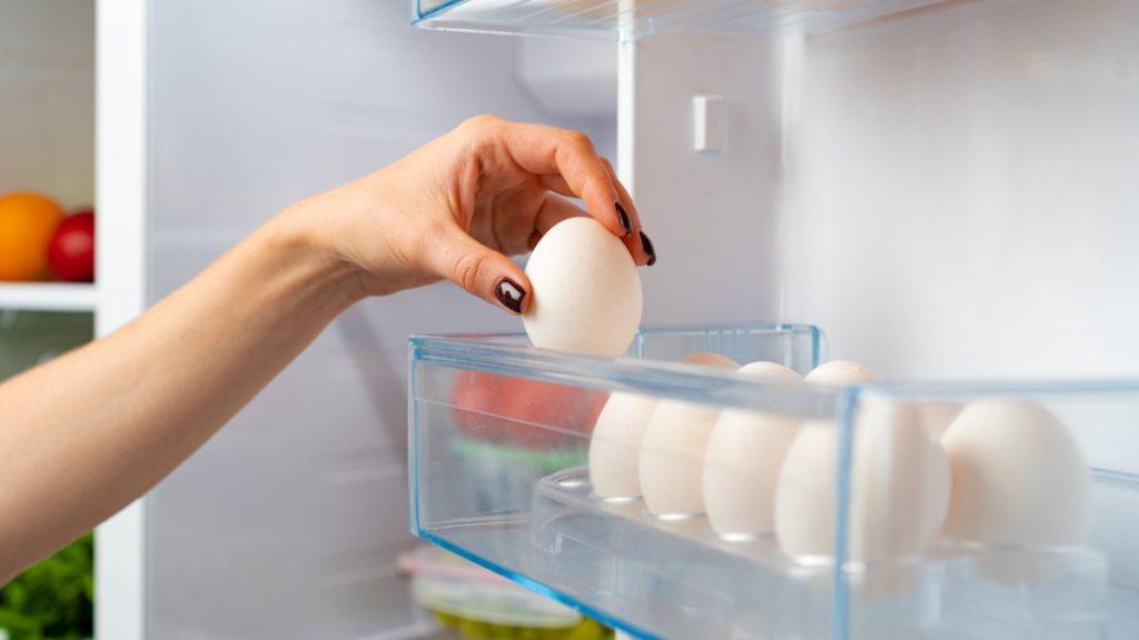 ovos na geladeira