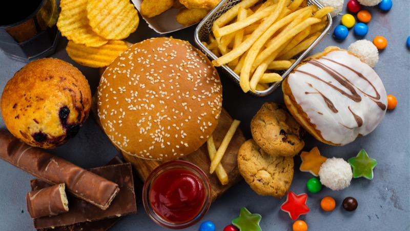 alimentos doces e de fast-food deems er consumidos com moderação