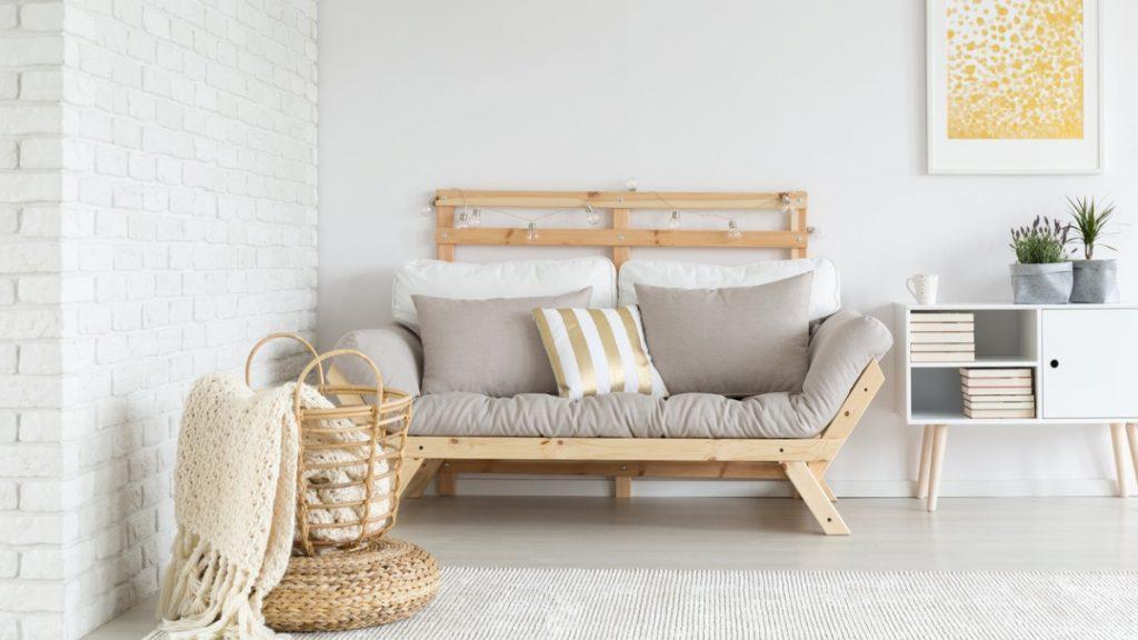 sofá de madeira em sala de estar branca