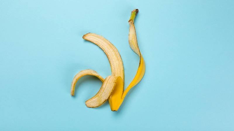 casca de banana em um fundo azul ilustrando post sobre receitas com casca de banana