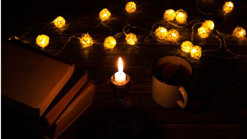 Luzes amarelas e velas são ótimas maneiras de criar um clima mais aquecido, aconchegante e talvez romântico!