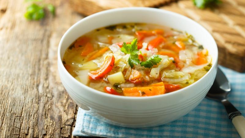 Sopa de legumes com frango é uma receita perfeita para o inverno.
