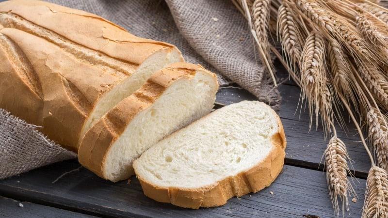 O pão branco deve ser evitado na dieta de quem tem a síndrome do ovário policístico (Foto: VikkiePix/iStock)