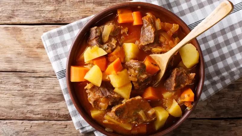 Sopa de legumes com carne é uma receita perfeita para o inverno.