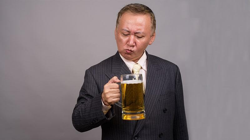 homem refletindo sobre os riscos de beber álcool