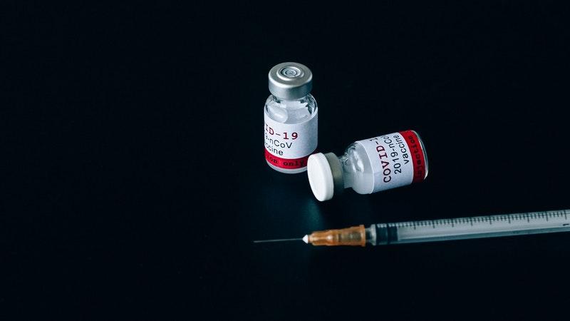 O que as novas cepas do coronavírus representam para as vacinas disponíveis no mercado?