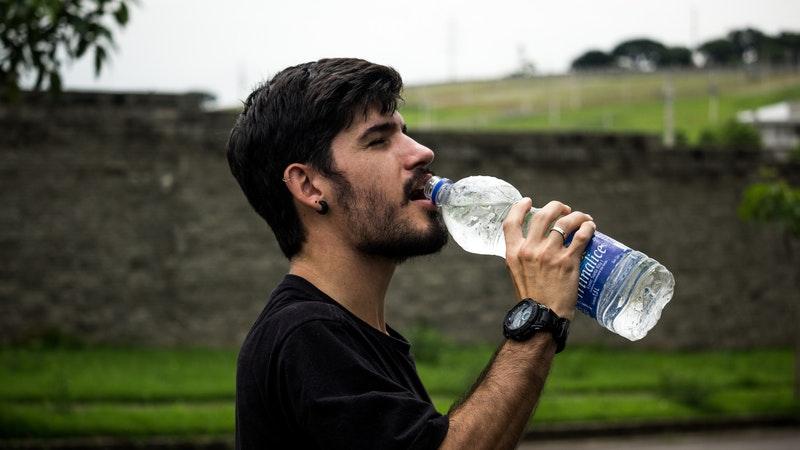beber água ajuda a saciar a fome
